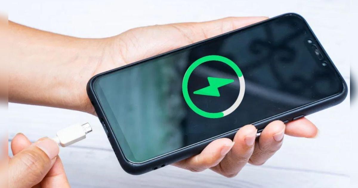 Llevas años CARGANDO MAL la batería de tu celular y no lo sabías: este es el método correcto