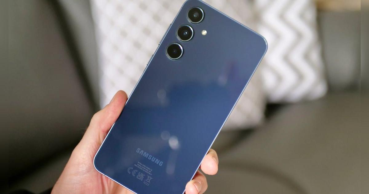 Este Motorola es bueno, pero no tanto como el Samsung con 12 GB de RAM, impermeable y más almacenamiento interno