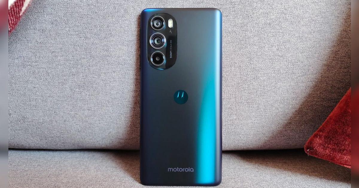 Este Motorola es ligero, barato y elegante: tiene 12 GB de RAM, 68W de carga rápida y cámara frontal de 60 MP