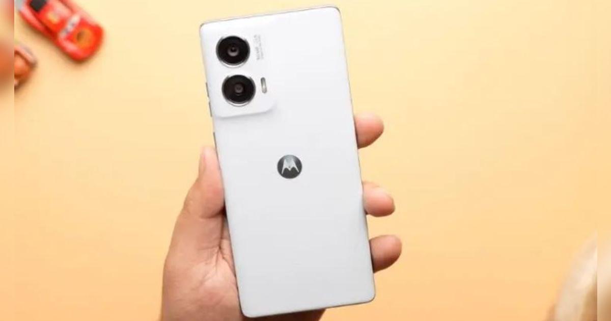 Motorola tiene un gama media muy potente y barato: diseño premium hecho en CUERO, carga rápida y cámaras 4K