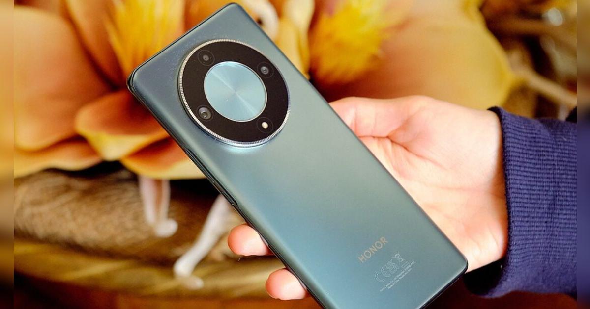 Este HONOR es tan poderoso que aguanta el PESO DE UN AUTO sin dañarse: tiene mejor batería y cámara que el Samsung A55