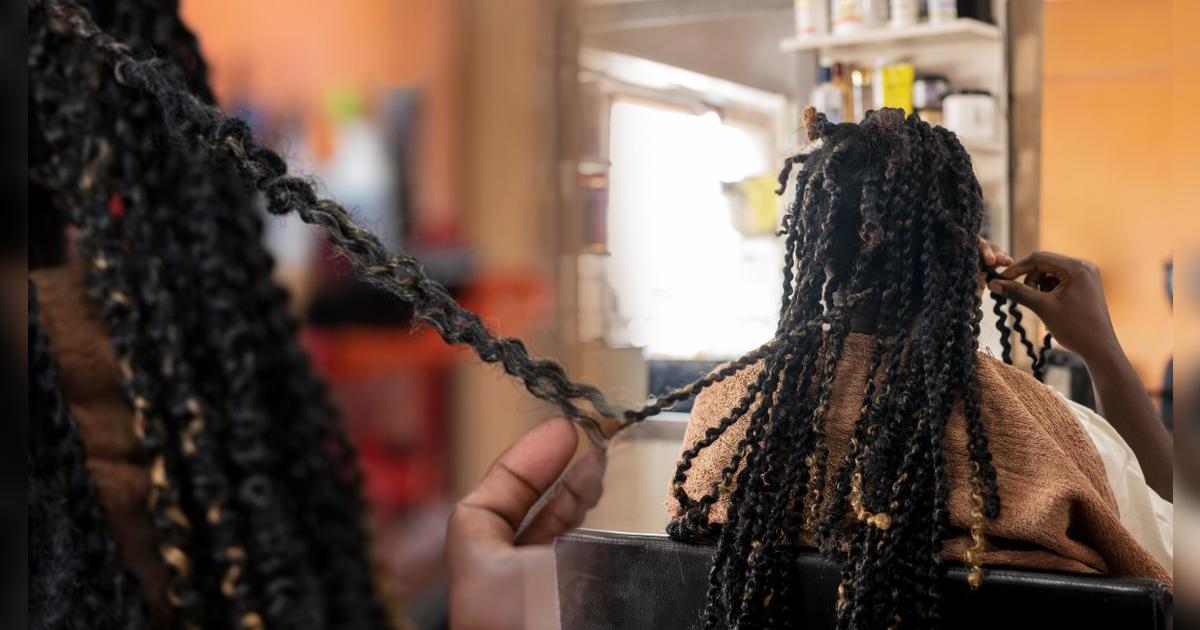 Atención, inmigrantes: Illinois aprueba ley que elimina los requisitos de licencia para trenzadores de cabello