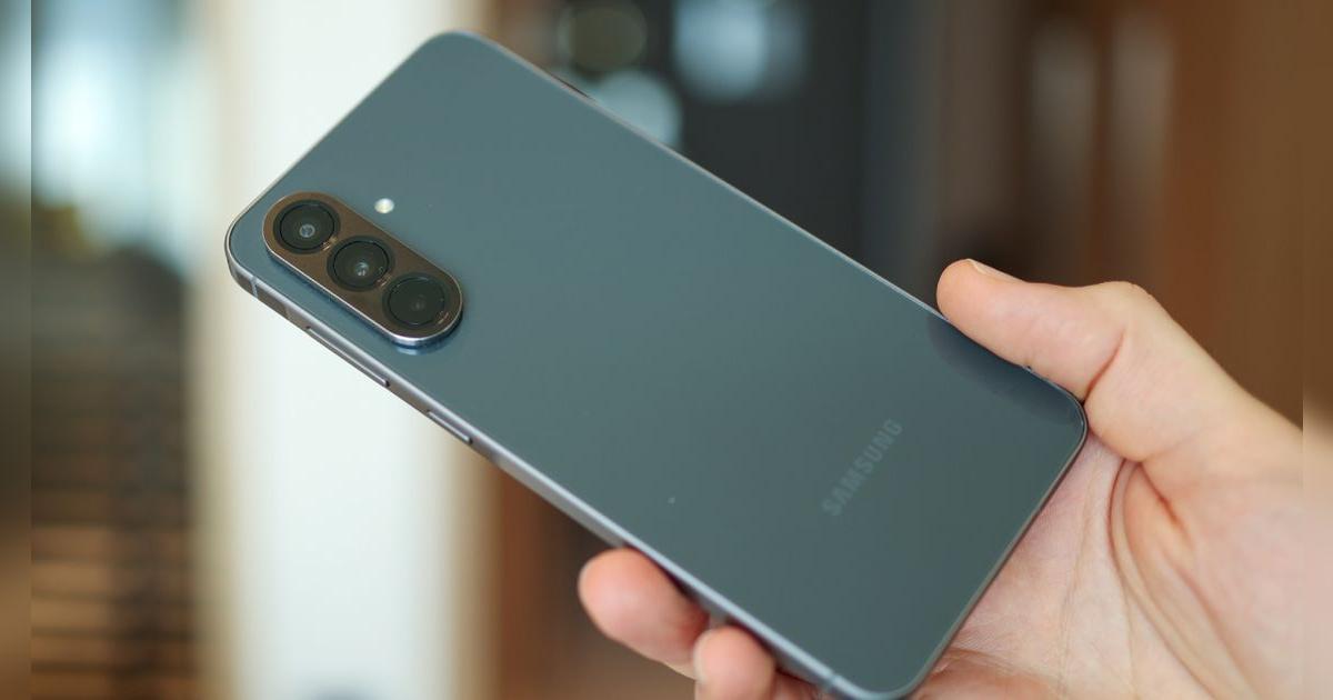 Parecidos, pero diferentes: Este moderno Samsung supera al Motorola G85 por su potente cámara y tiene Android 15