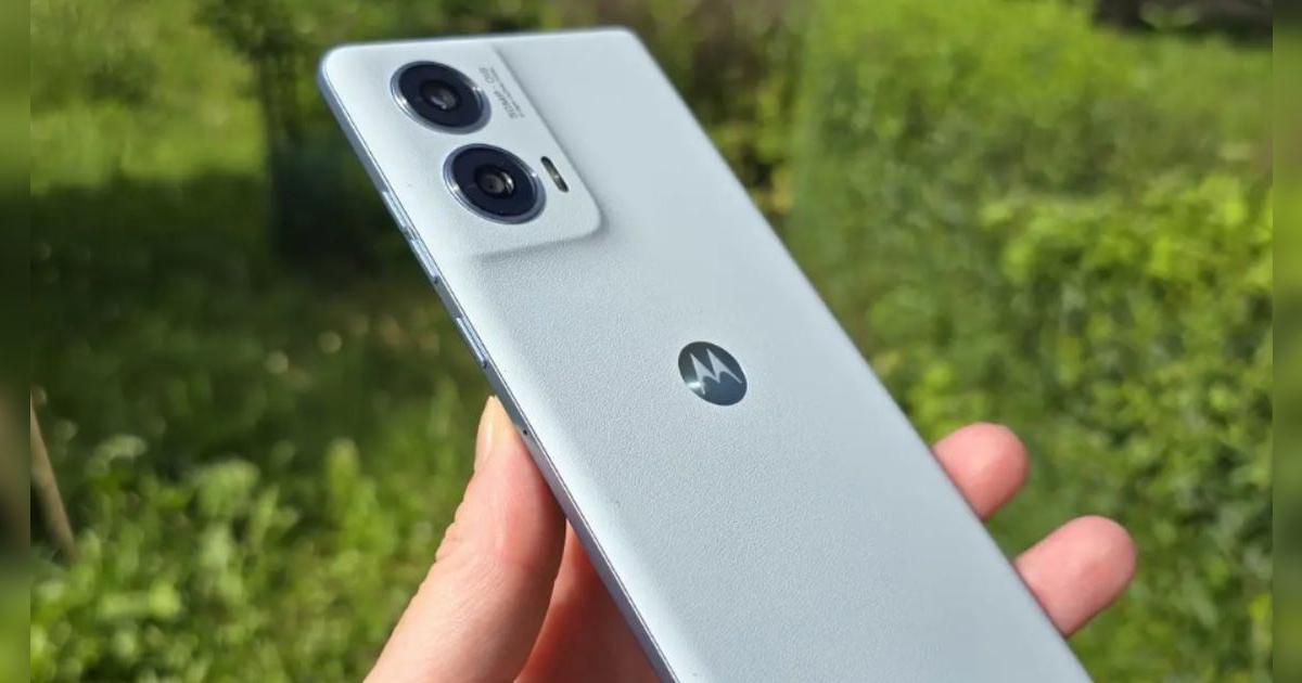 Tiene pantalla rápida, cámaras potentes y carga en minutos: este Motorola de 2024 sigue siendo el mejor gama media