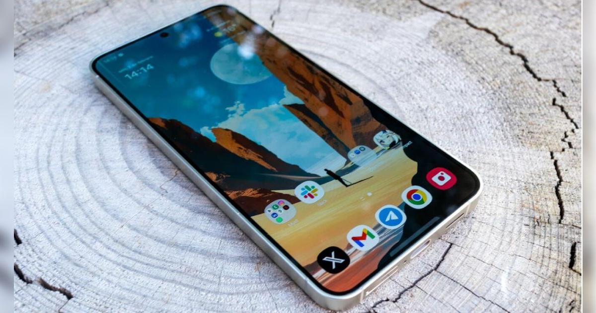 ¡Chiquito, pero poderoso! Este Samsung tiene cámara profesional, graba en 4K, procesador premium y mucha memoria