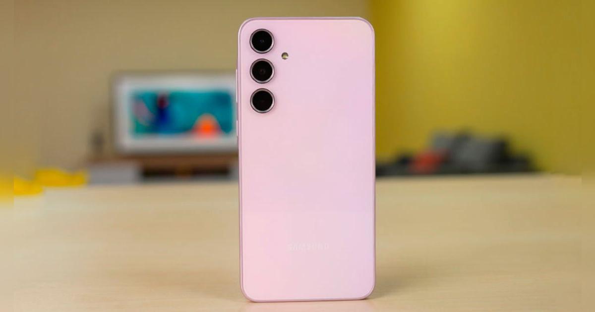 No solo se parece al Galaxy A55, este equipo de gama media es igual de potente y para este 2025 su precio es un regalo adelantado