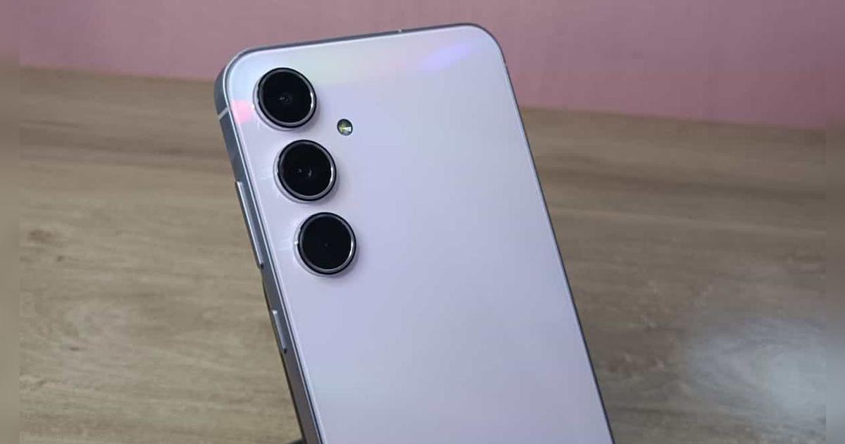 Este Samsung es tan poderoso como el Motorola G85, tiene mejor calidad fotográfica, resistente al agua y precio bajo