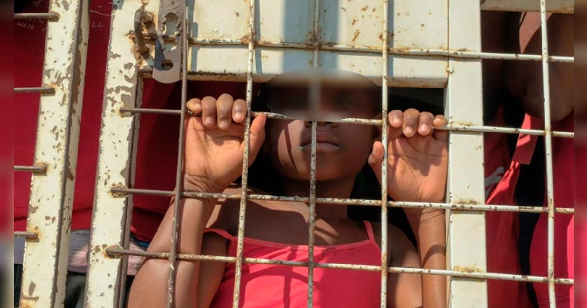 Niña inmigrante, sin representación legal, acude a audiencia para ser DEPORTADA de EE. UU.