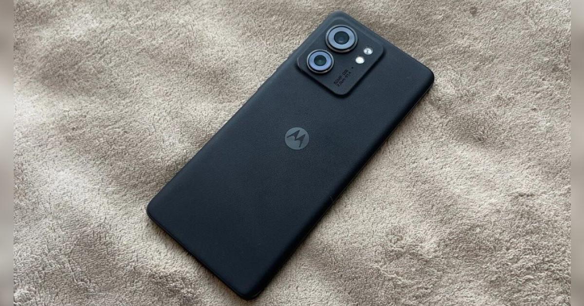 Este Motorola es de 2023 y sigue siendo un gama media premium completo, al mismo nivel del Samsung A56
