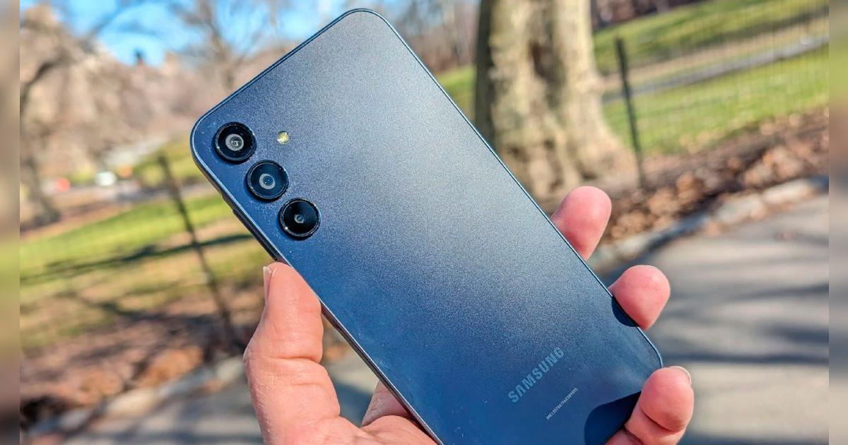 No es el Samsung más POTENTE, pero tiene lo que necesitas a BUEN PRECIO: pantalla AMOLED, 1TB de ROM y triple cámara 50MP