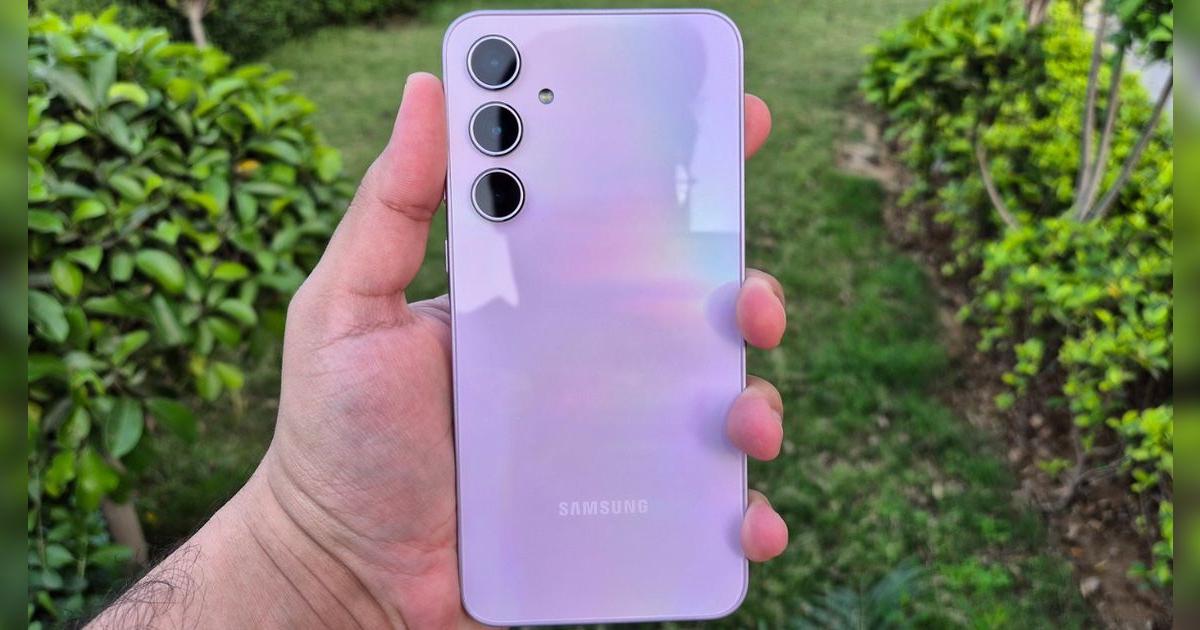 Este Samsung tiene cámara triple y precio bajo: 256 GB de almacenamiento, resistente al agua y carga rápida en pocos minutos