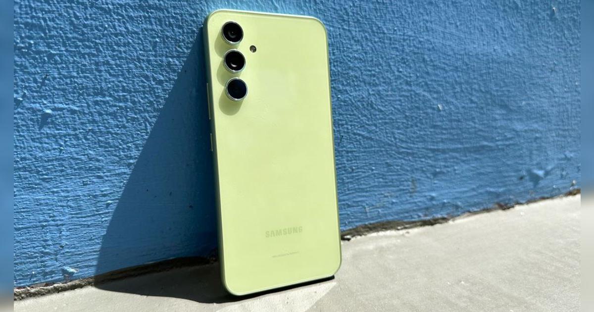 El iPhone 16e no es rival para este Samsung de 2023 con su triple cámara, procesador GAMER y pantalla de 120Hz