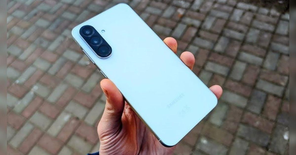 Este Samsung moderno es el mejor rival para el iPhone: triple cámara HD, batería que carga en minutos y memoria casi infinita