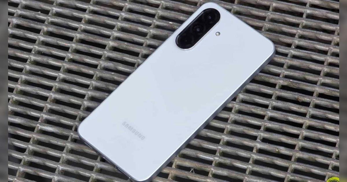 Samsung destrozó al Xiaomi Redmi 14 Pro con este móvil elegante: triple cámara y pantalla FHD+