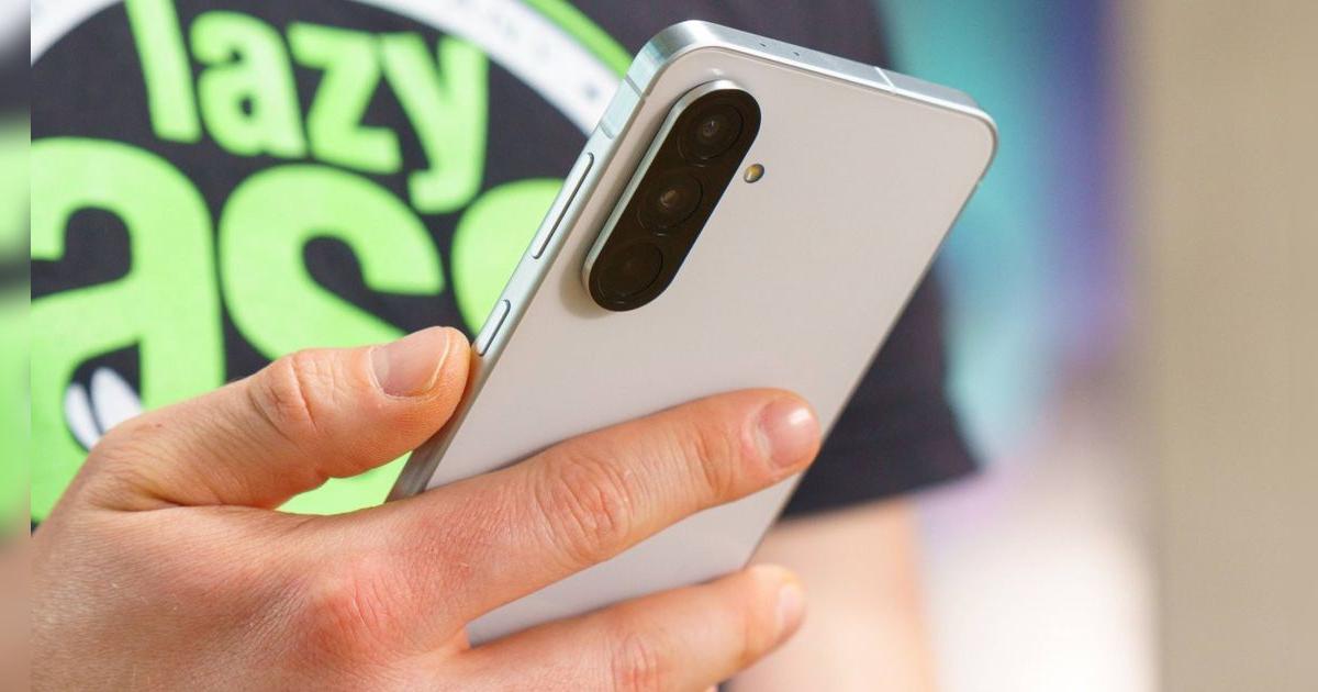 Si te gusta Samsung, compra este celular gama media con triple cámara, videos 4k y poderosa batería que no decepciona