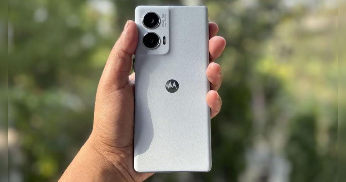 Adiós Samsung A36 con este Motorola hecho en CUERO, pantalla curva de 144Hz y batería que carga en 45 minutos