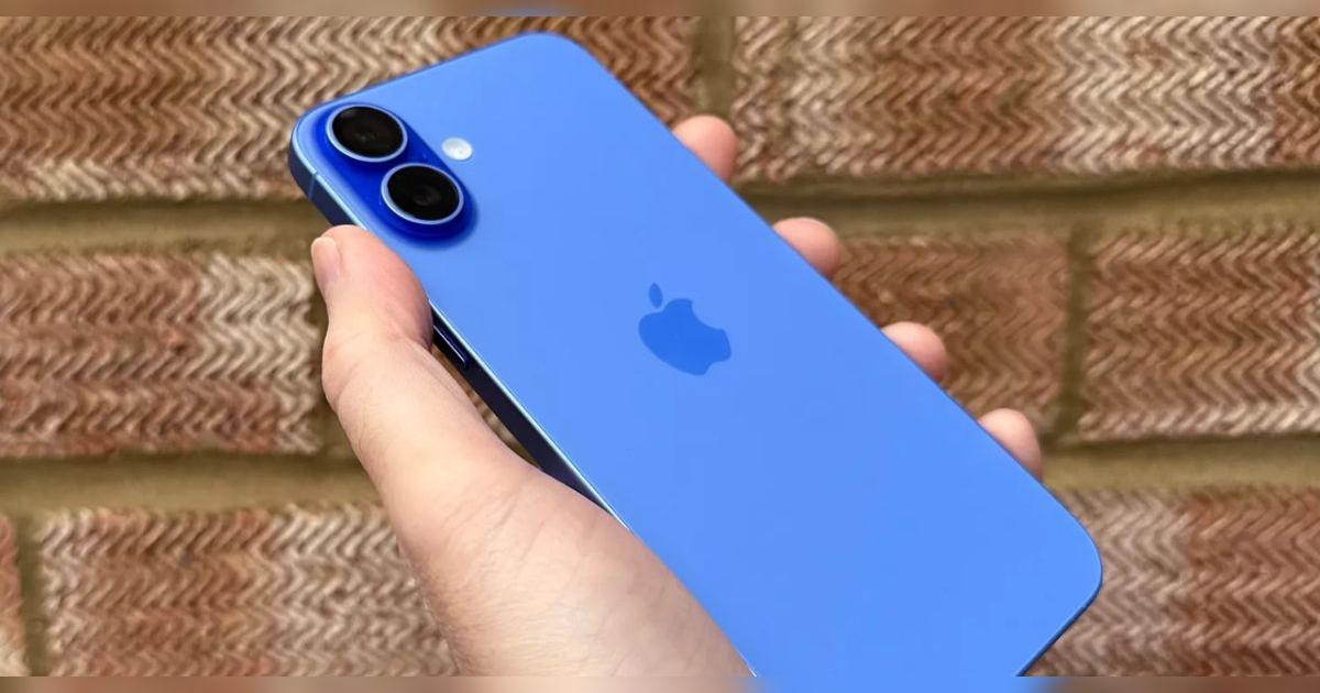 Este iPhone tiene dos cámaras y es superior al Samsung S25 Plus: pantalla OLED, procesador GAMER y graba video en 4K