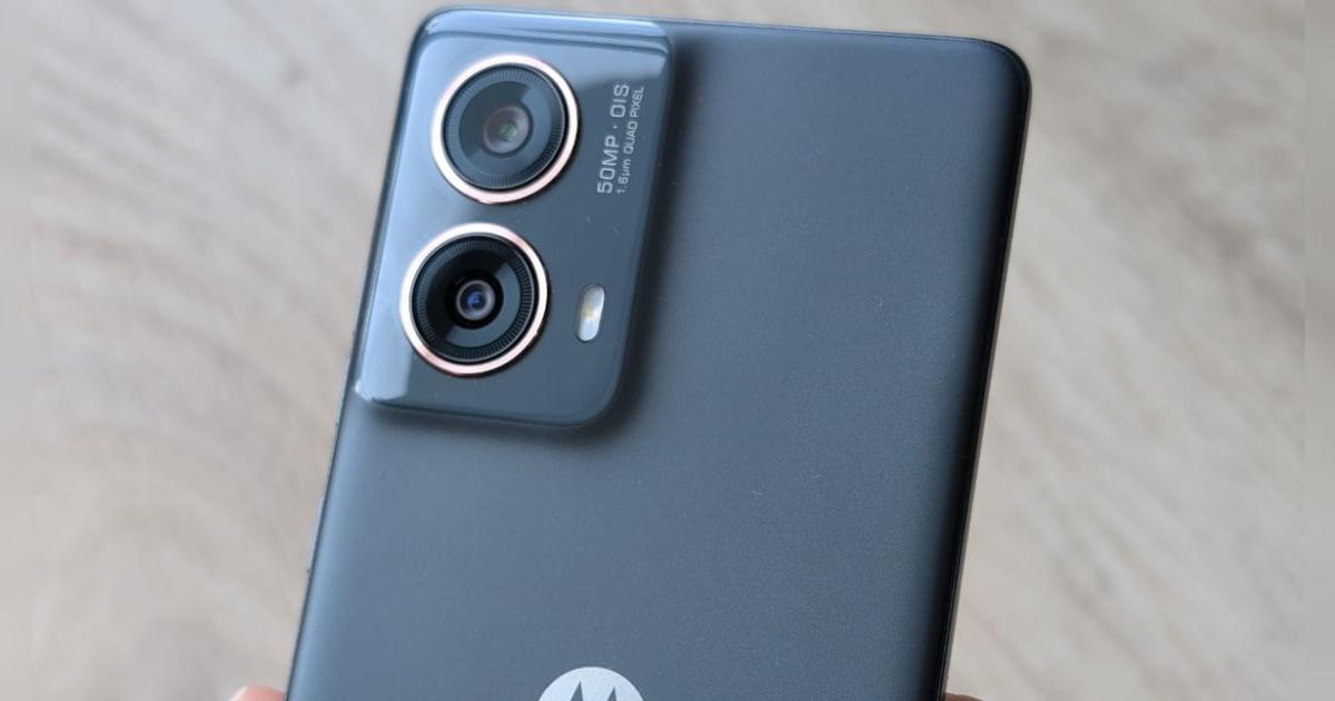 Este potente Motorola tiene precio bajo y es mejor que el Samsung A55: 12 GB de RAM, pantalla 120 Hz y cámara dual