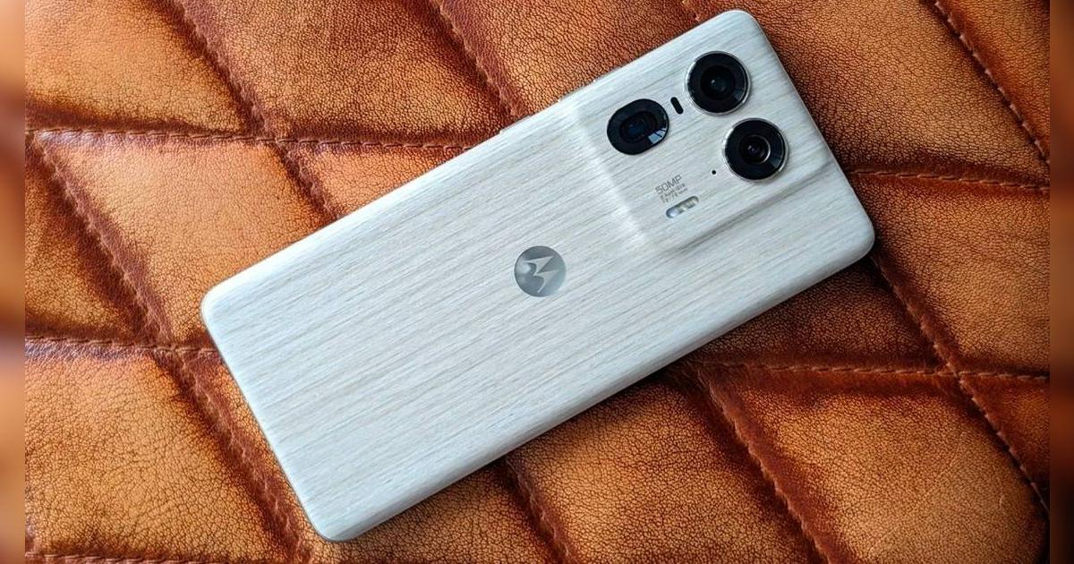 Este Motorola supera al iPhone 15 Pro Max y cuesta mucho menos: procesador GAMER, cámaras con IA y carga ultrarápida