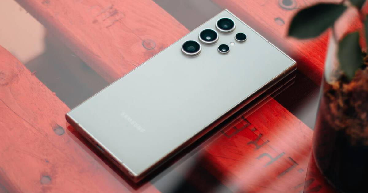 Es de titanio, tiene cámara de 200MP, Inteligencia Artificial y 512GB: este Galaxy de 2024 es una JOYA y tiene precio ULTRA bajo