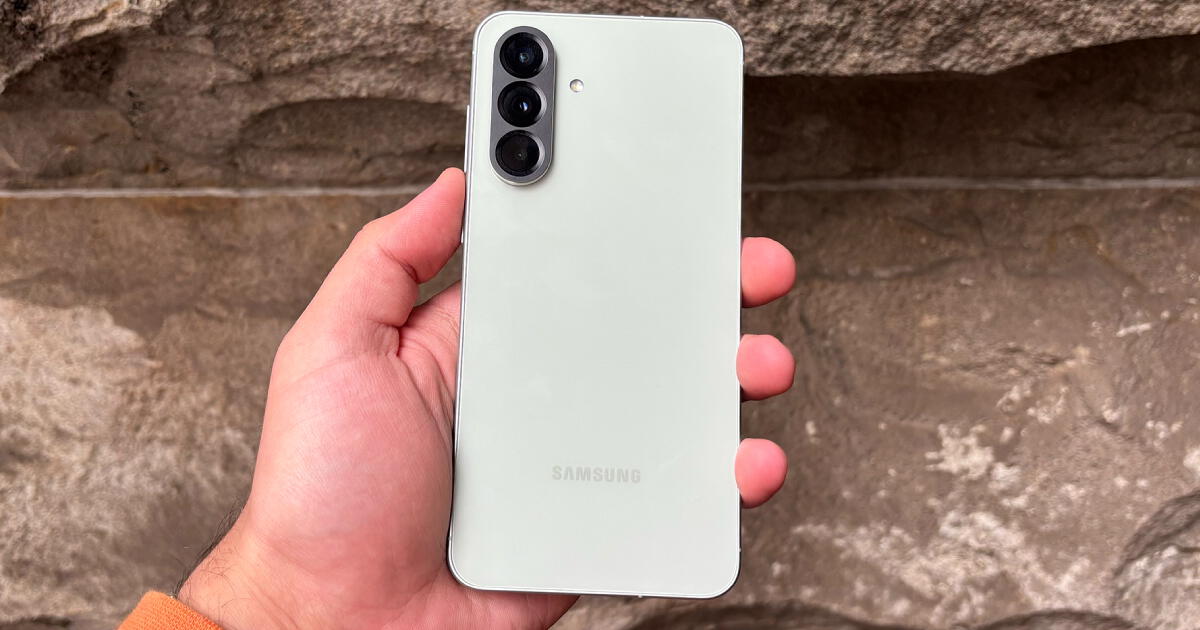 Este Samsung es el más valorado del 2025: triple cámara 50 MP, potente procesador gamer y pantalla de 120 Hz