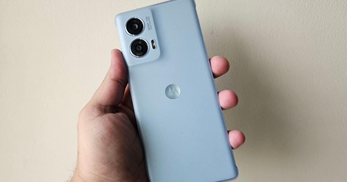 Este Motorola es bueno, bonito y barato: 512 GB de almacenamiento, está hecho de cuero y cámara dual de 50 MP