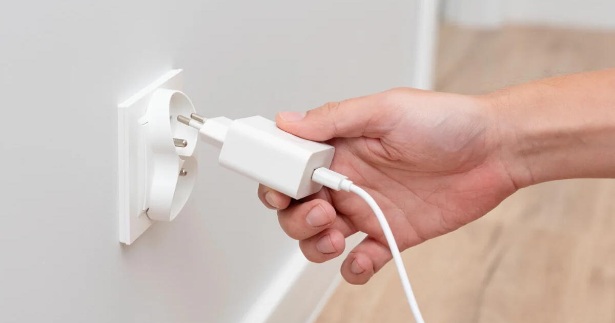 ¿Se conecta primero el adaptador o cable? Este error podría provocar un accidente