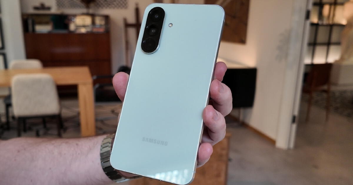 Razones para elegir este Samsung por encima del Motorola G84: mejor pantalla, triple cámara 4K y almacenamiento infinito