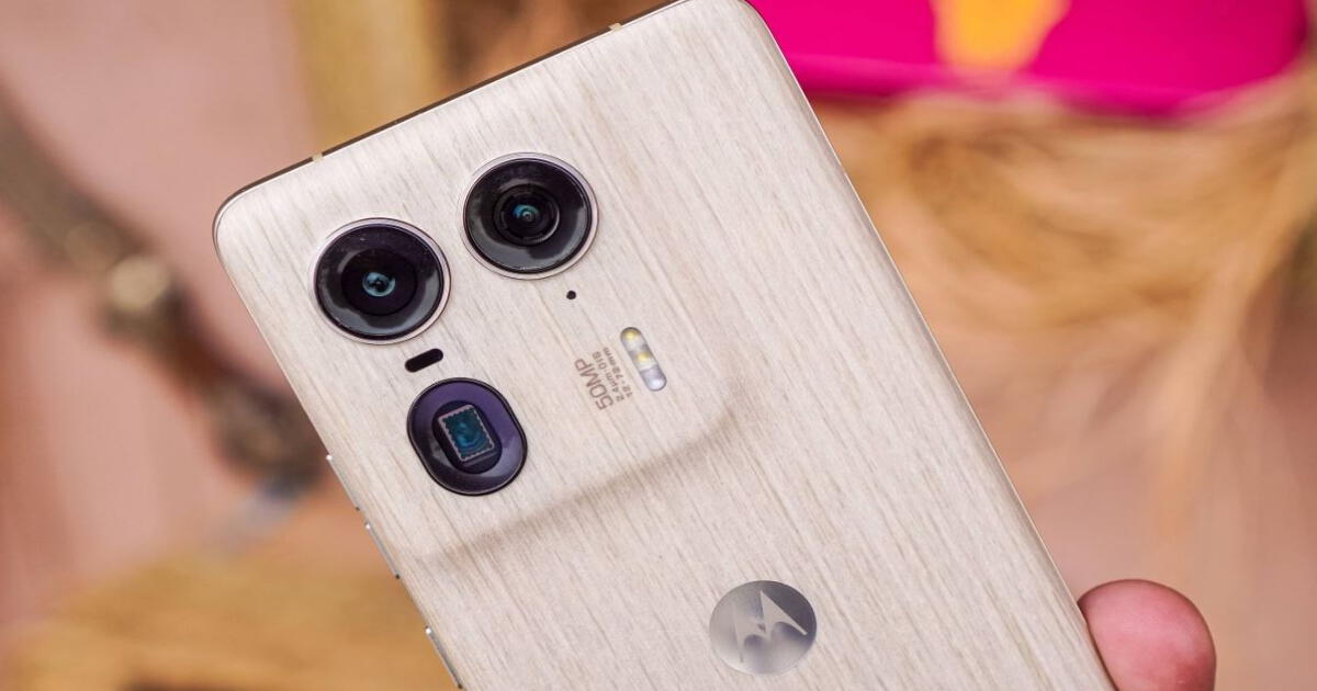 Ni Samsung S24 Ultra ni iPhone 16 Pro | Este Motorola premium cuesta menos: mucho RAM, buenas cámaras y hecho en MADERA