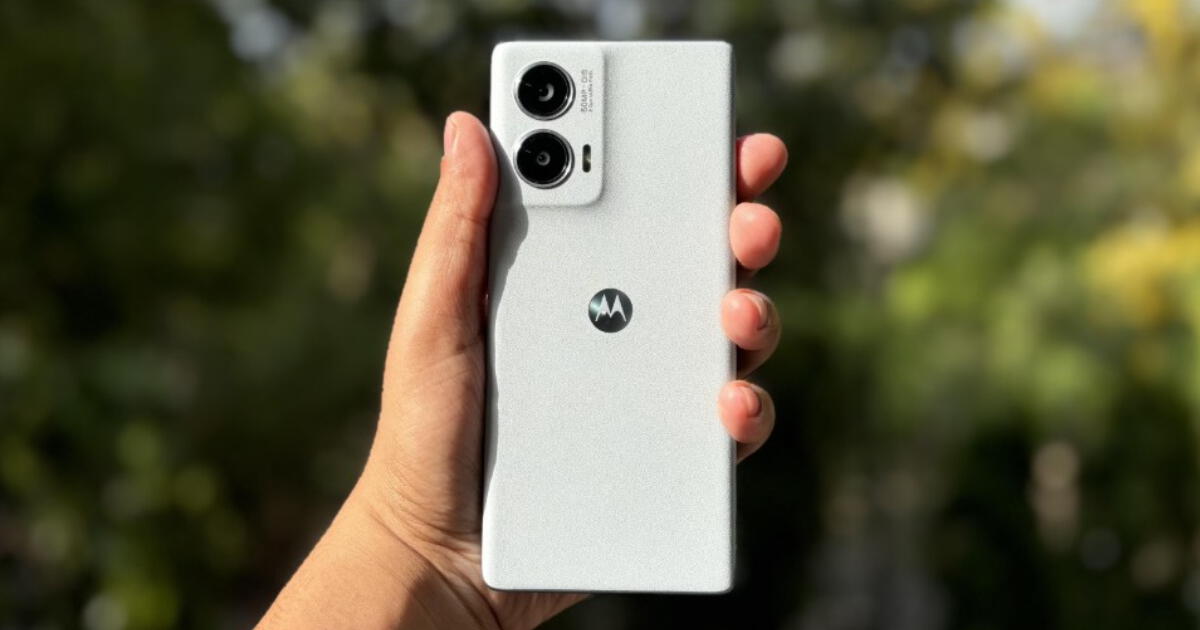 El Motorola con precio de gama media, pero con aspecto premium por estar hecho en cuero, pantalla curva y carga rápida