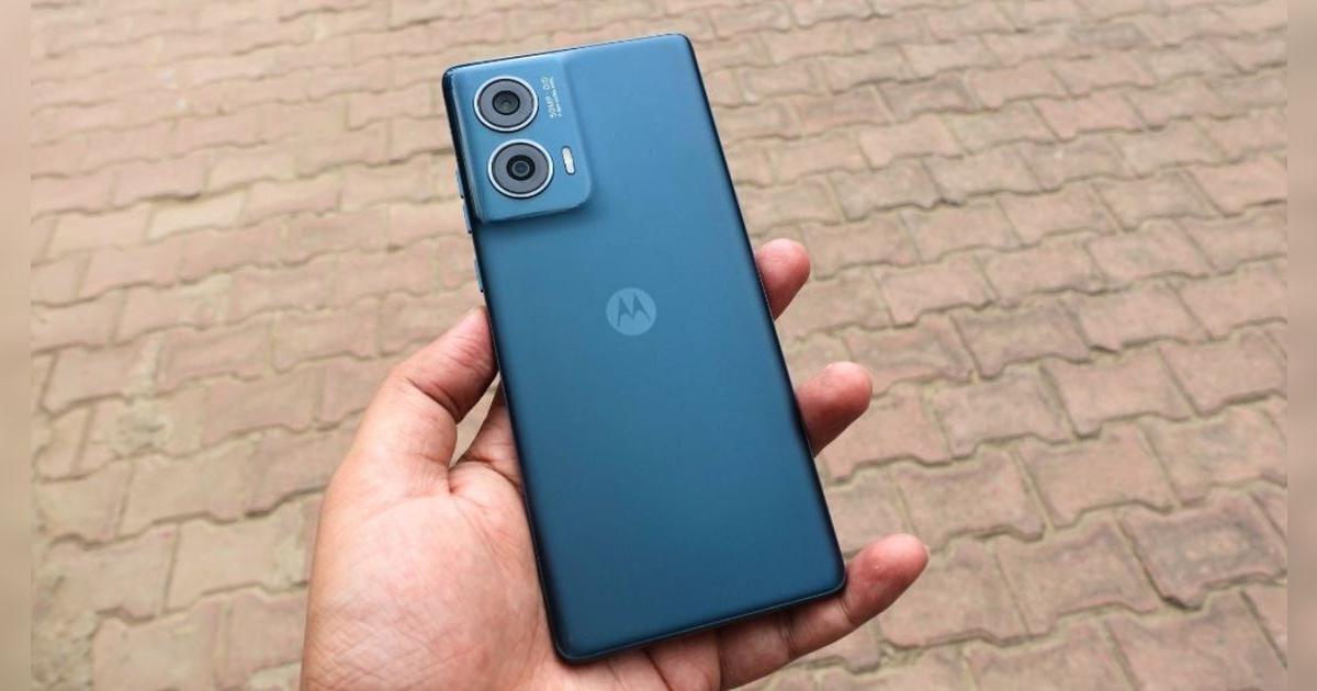 Este Motorola tiene precio bajo y excelente batería: 512 GB de almacenamiento, graba videos en 4K y selfies en 32 MP
