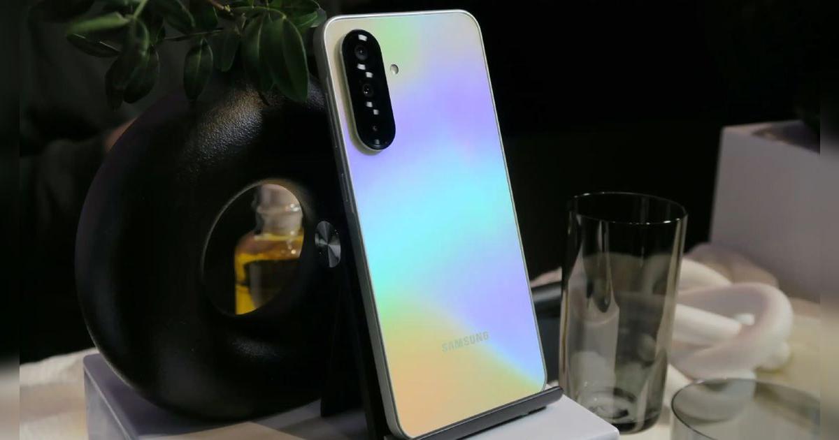 El único gama media económico con IA es este Samsung con 3 cámaras, memoria de 256GB, acuático y anticaídas