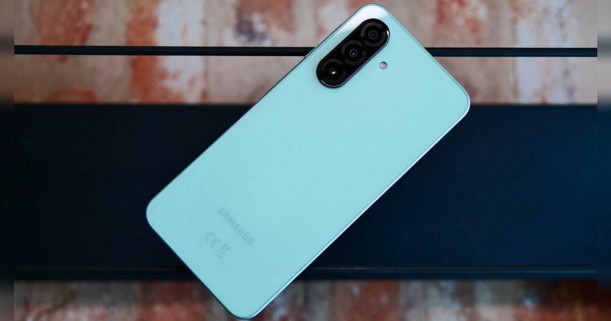 Es más barato que Motorola y Xiaomi: el Samsung con 6 años de actualizaciones para Android, acuático y con mucha IA