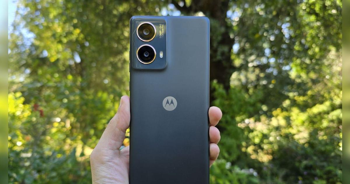 Este Motorola cuesta menos que el Samsung A55 y es superior: pantalla a 120 Hz, procesador premium y 1TB de memoria