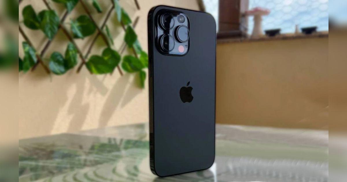 Es idéntico al iPhone 16 Pro Max, pero cuesta mucho menos: este iPhone tiene triple cámara 4K, pantalla 120Hz y batería infinita