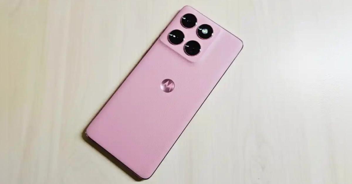 Este Motorola tiene IA, pantalla de 120Hz con mucho brillo, RAM de 8GB y precio que supera al Samsung A56