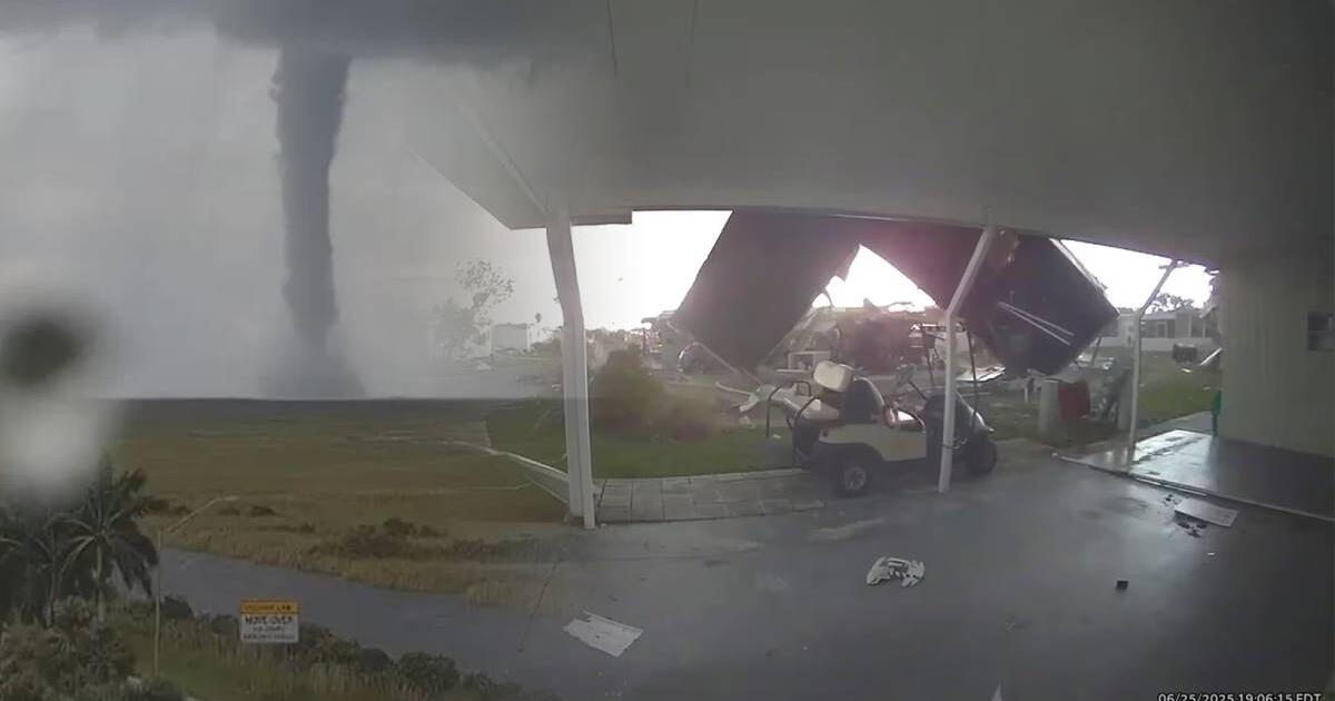 Alerta | Graban el momento exacto en que un potente TORNADO en Florida LEVANTÓ UNA CASA con una adulta mayor en su interior