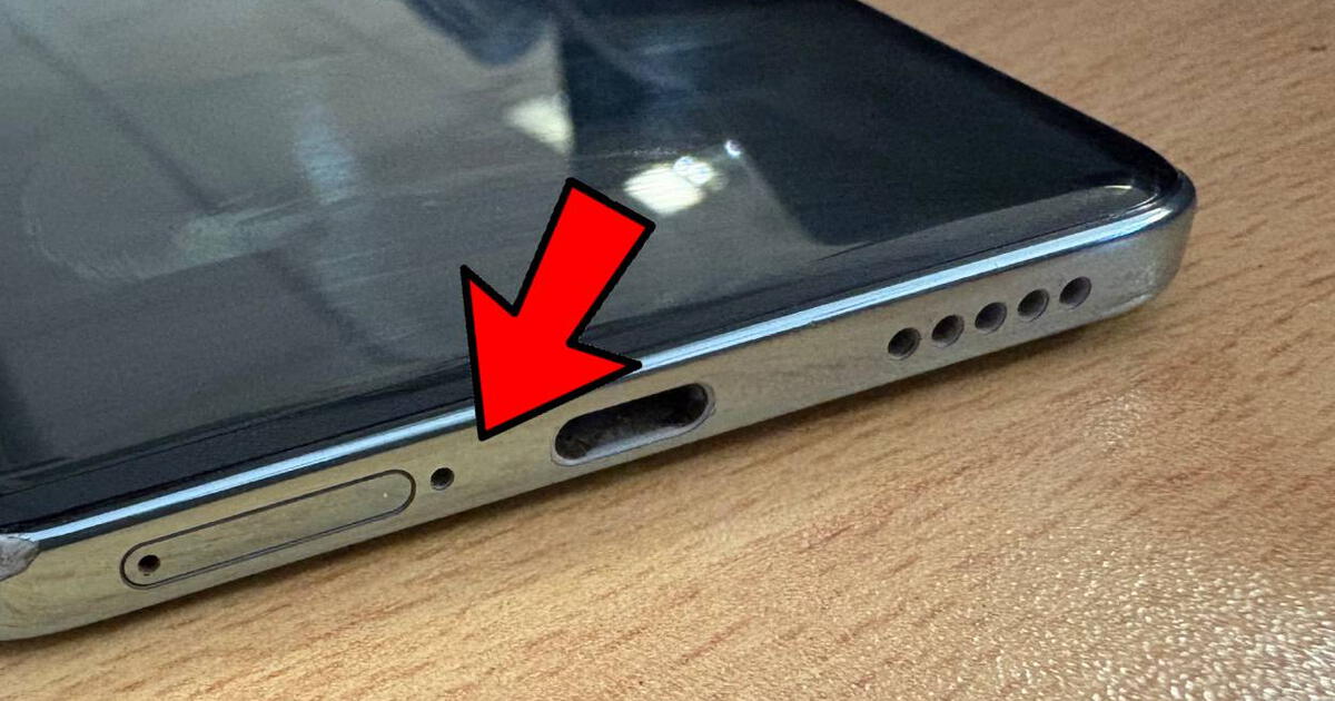 La verdadera función del orificio que tienen los celulares cerca al cargador: lo usaste mal todo este tiempo