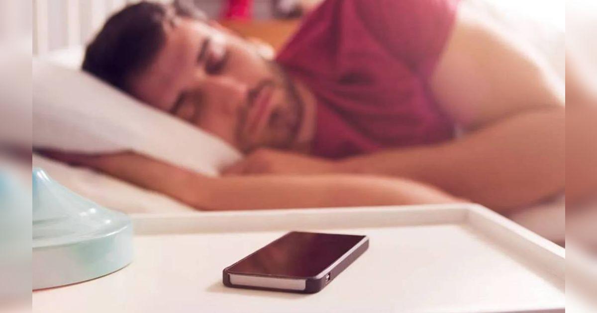 Qué significa cuando una persona duerme cerca del celular, según la psicología