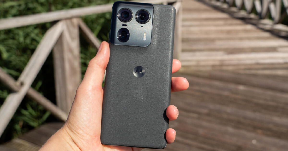Este Motorola graba en 4K y carga en 10 minutos: triple cámara de 50 MP, almacenamiento infinito y resistencia al agua