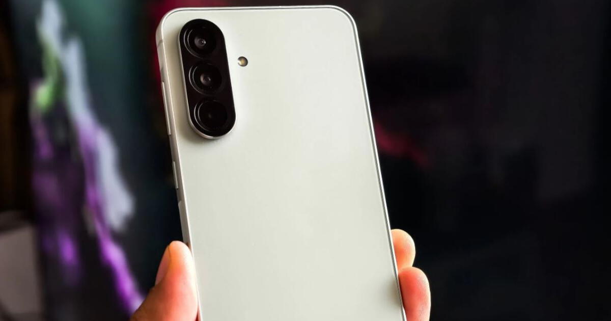 Pantalla FullHD, tres cámaras PRO, poderoso RAM de 8GB: este Samsung es el gama media con IA insuperable