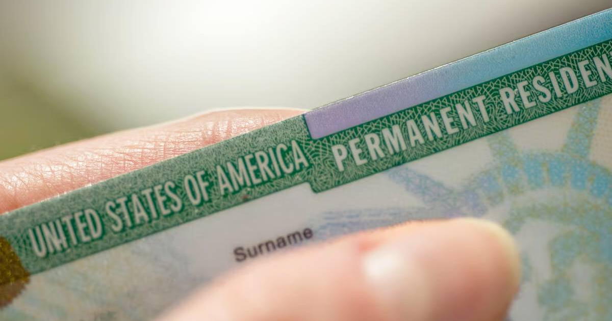 TERRIBLE NOTICIA para inmigrantes legales: puedes perder la Green Card y ser deportado si haces estas acciones