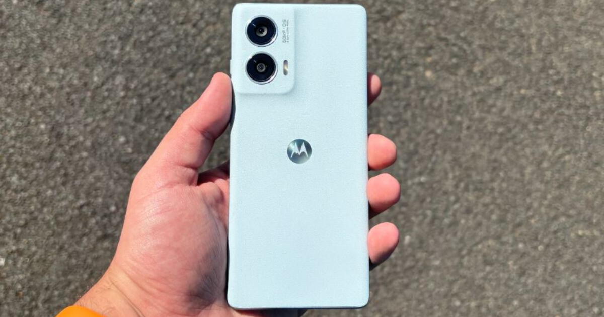 Hecho en cuero, pantalla curva POLED y carga rápida en minutos: el mejor Motorola gama media para comprar en 2025
