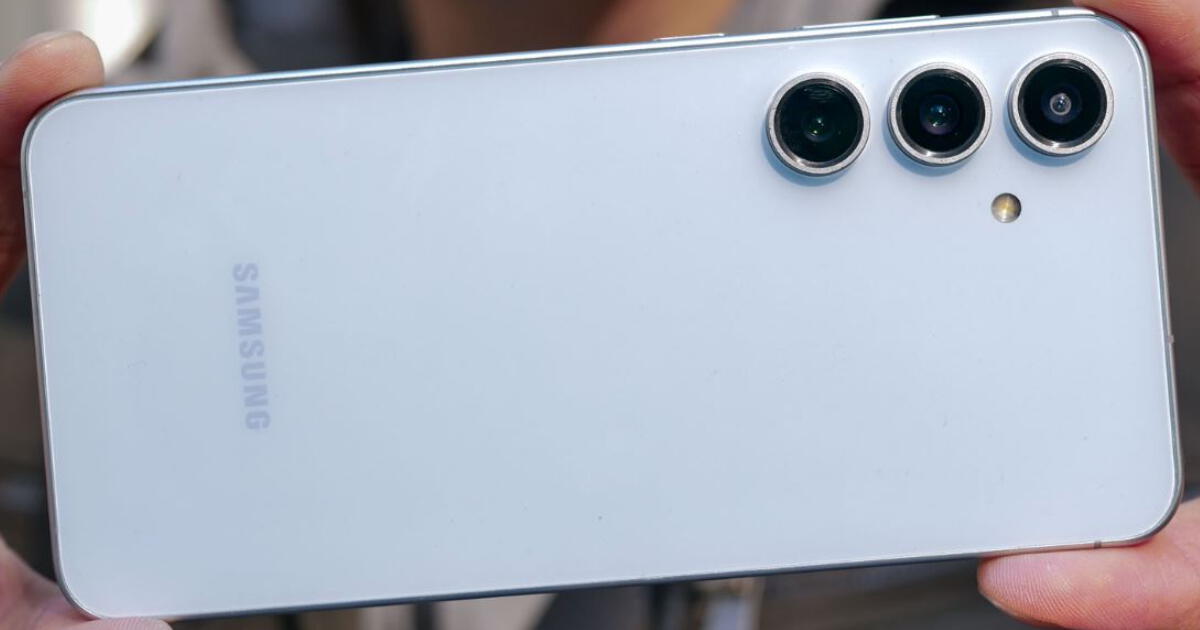 Tiene la mejor IA del momento, triple cámara, video en 8K y 512GB memoria: el Samsung gama alta barato de 2025