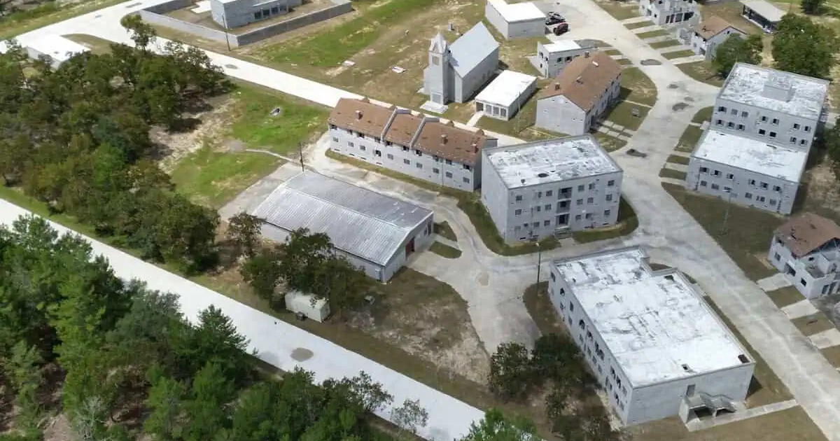 DeSantis lo confirmó: un nuevo centro de detención para inmigrantes indocumentados queda paralizada hasta que se llene Alligator Alcatraz