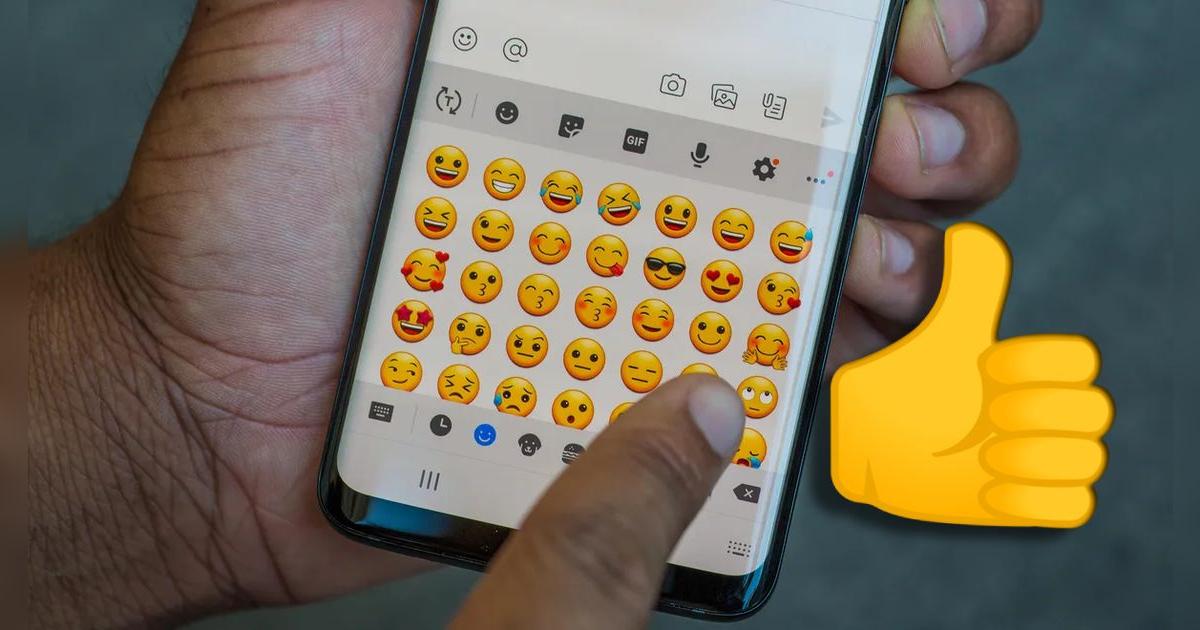 Qué significa enviar el emoji de la mano con pulgar hacia arriba, según la inteligencia artificial