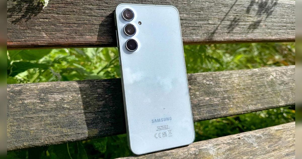 Es 'rey' de la gama media por su pantalla Super AMOLED y 3 cámaras PRO: no es el Samsung A56