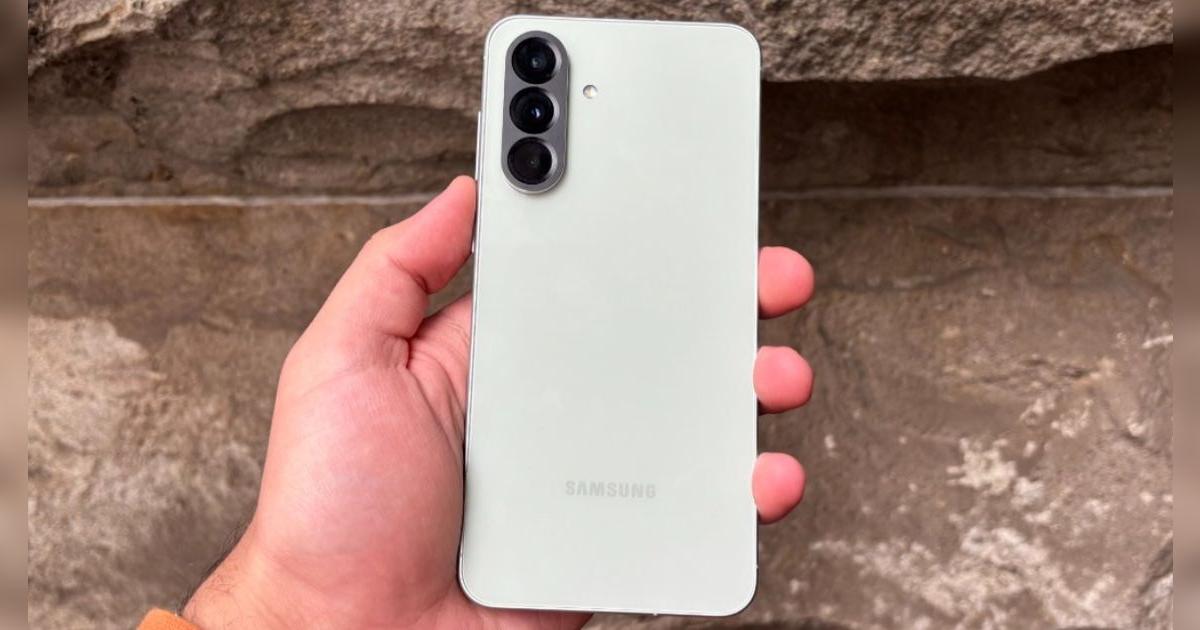 Cuesta la mitad que el iPhone 16 y es mejor con pantalla AMOLED, batería infinita e inteligencia artificial