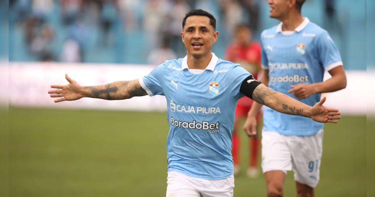 Yoshimar Yotún anotó el 5-0 de Cristal y subió a la tribuna para celebrarlo con su familia