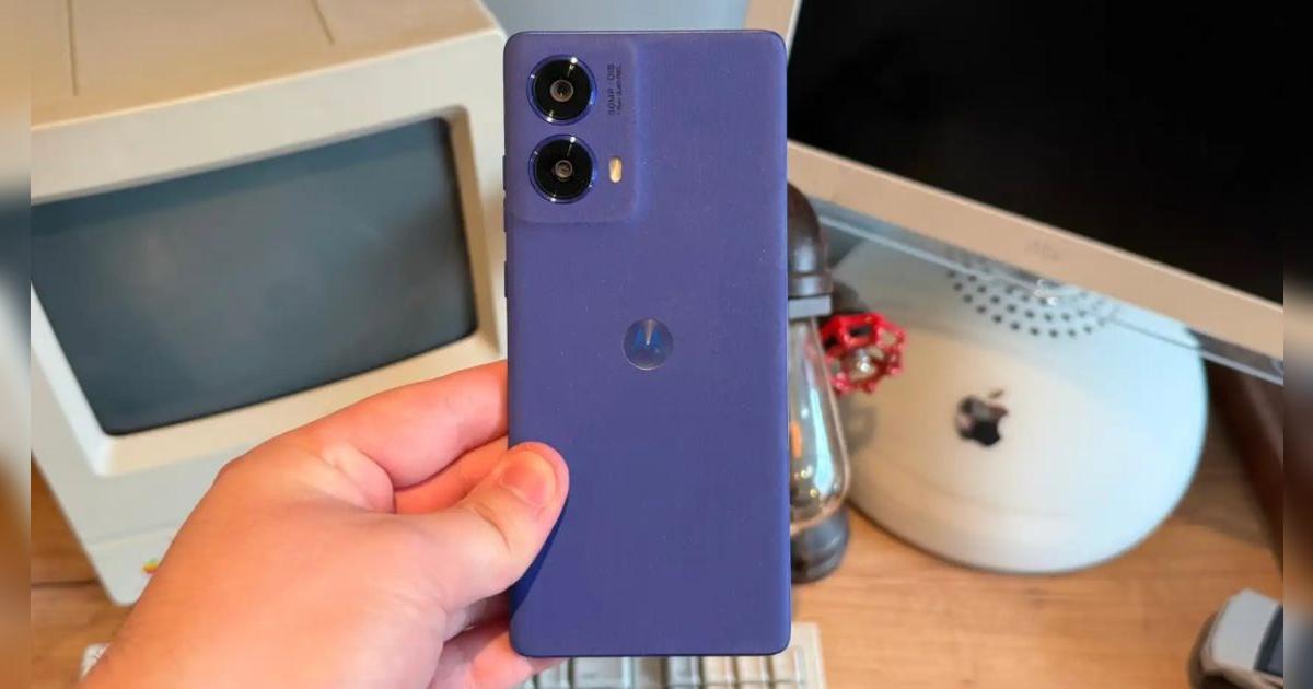 Si buscas un celular con personalidad, este Motorola es para ti: pantalla POLED, 12GB RAM y colores bonitos